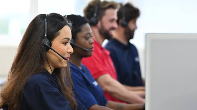 Como melhorar o atendimento ao cliente: na imagem, vemos quatro pessoas lado a lado atendendo clientes por ligação.