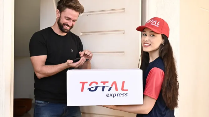 Momento típico do dropshipping nacional, onde a Total Express realiza a entrega diretamente ao consumidor, sem a necessidade de intermediários, garantindo agilidade e eficiência no processo.