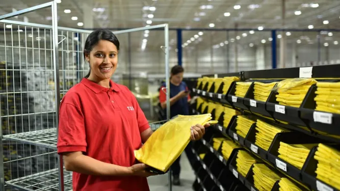 Funcionária em fulfillment center da Total Express