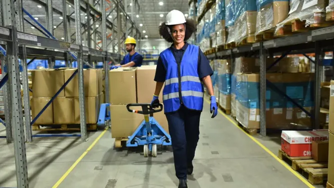 Funcionária em uma das etapas do fulfillment puxando um transpalete na Total Express