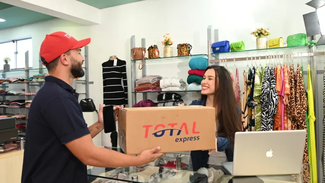 Entregador com pacote para lojista após todo processo de logística internacional, inclusive incoterms 