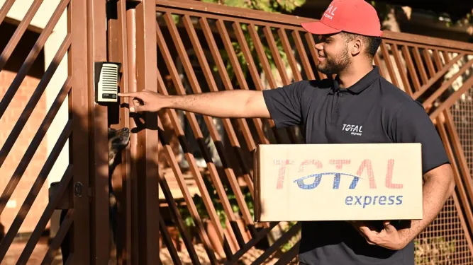 Funcionário da Total Express fazendo estrega para a gestão de fretes estar sempre com alta qualidade