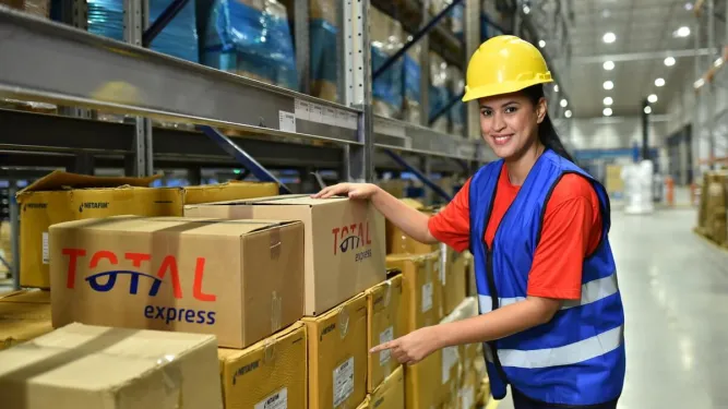 Funcionária trabalhando no giro de estoque de uma fábrica