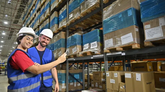 Profissionais de logística conferem o almoxarifado