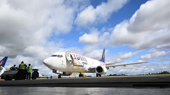 Avião da Total Express pousa. Os produtos passam para o desembaraço aduaneiro.