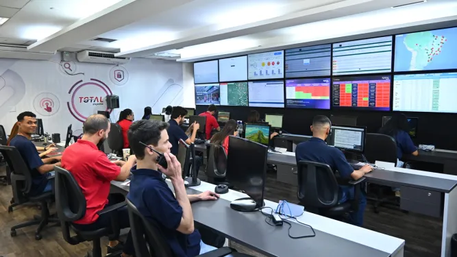 Funcionários da Total Express fazem o acompanhamento da logística inteligente