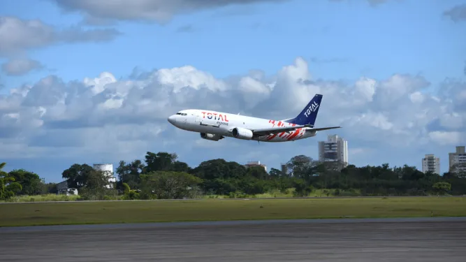 Avião representando a logística internacional e o novo processo de importação