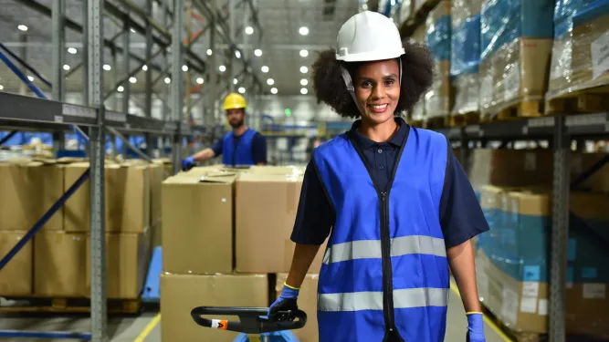 Mulher trabalha na condução das operações logísticas da Total Express