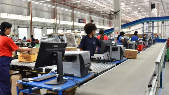 Funcionários em uma fábrica representando a tecnologia na logística
