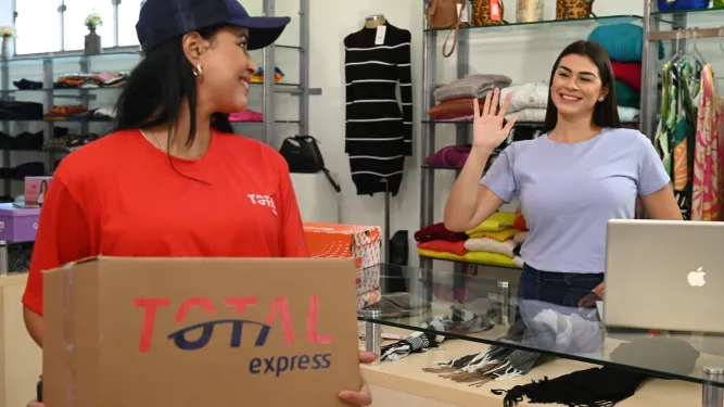 Funcionária da Total Expressa faz a coleta da encomenda no mesmo dia