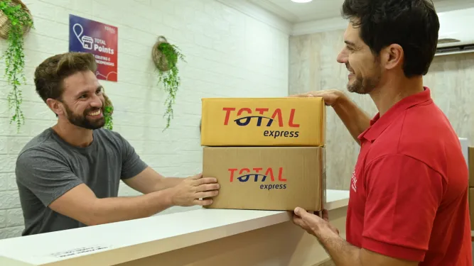 Entregador recebe encomenda e escuta dicas de como reduzir custos logísticos