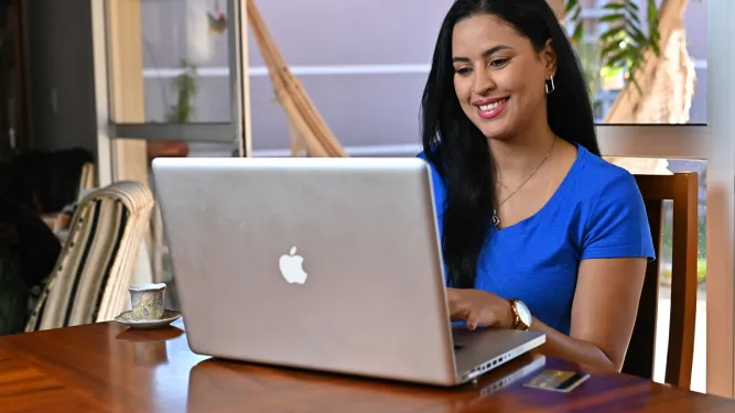 Mulher vestida de azul pesquisa como vender pela internet 