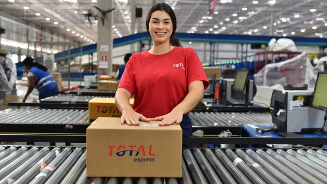 Funcionária embala caixas em hubs logísticos