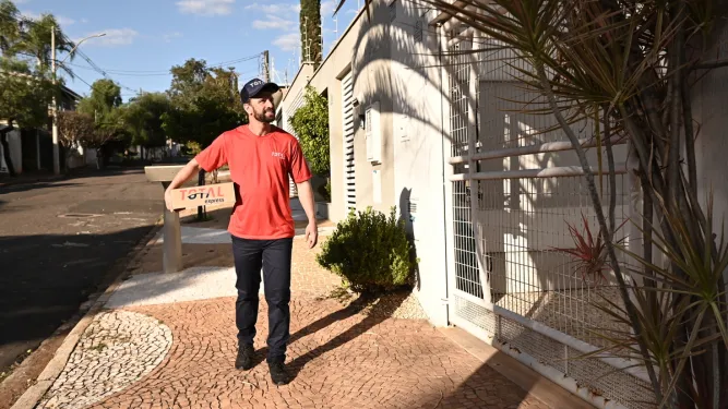 Entregador da Total Express faz entrega oara logística urbana