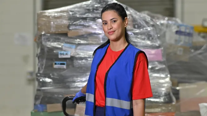 Mulher organiza o estoque para fazer o manifesto de carga