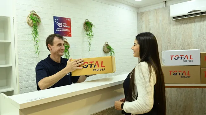 Mulher recebe encomenda de frete para ecommerce