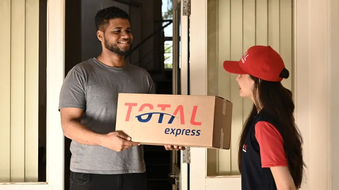 Comprador recebe encomenda na porta de casa por meio de entrega da logística door to door