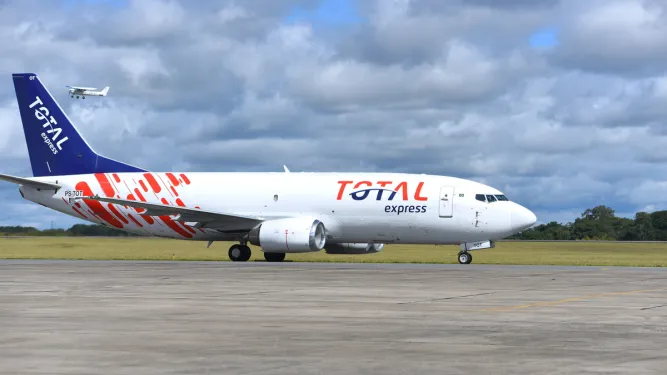 Avião em pista de aterrissagem integra a malha de logística multimodal da Total Express