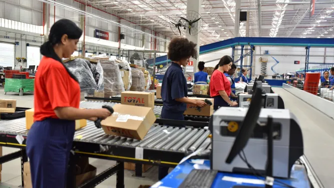 Esteira com malha logística otimizada em empresa