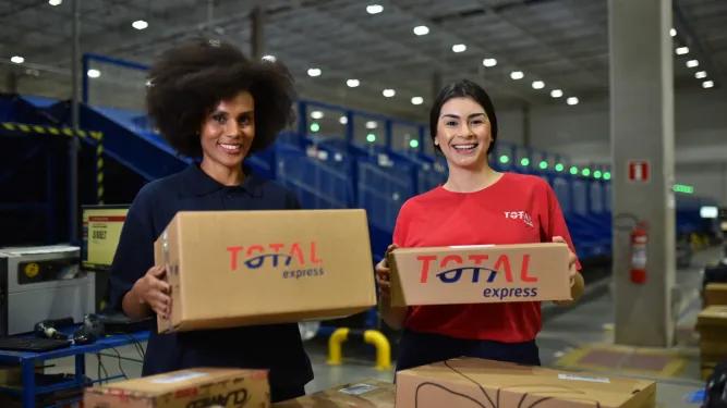 trabalhadores de esteira logistica lidam com mercadoria avariada 