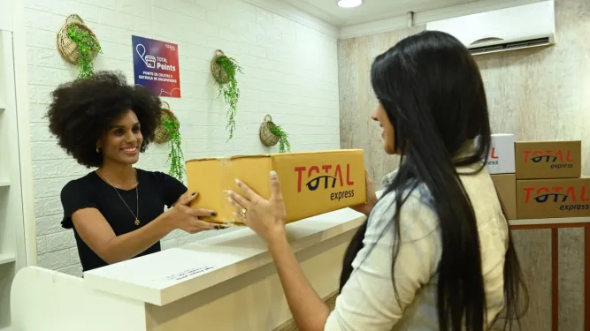 Mulher recebe entre expressa no balcão de retirada