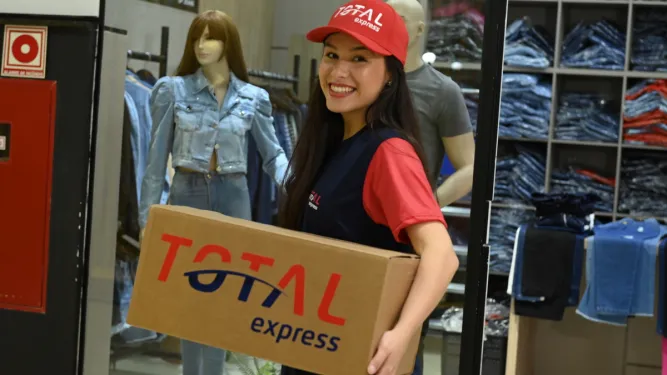 Entregadora faz entre em loja de roupas, seguindo a logística B2B