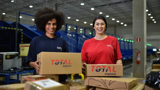 Mulheres preparam encomendas para logística personalizada do cliente