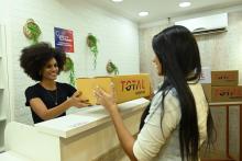 Mulher recebe entre expressa no balcão de retirada