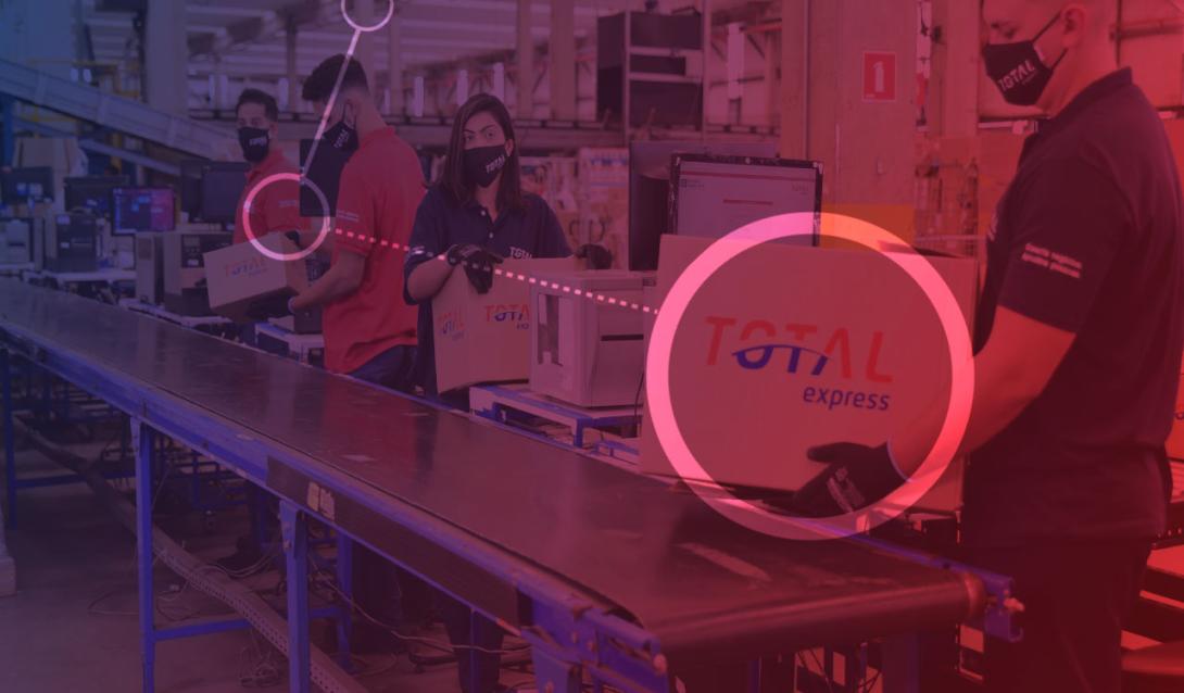 Mesa de trabalho com diversas caixas sendo embaladas em armazem