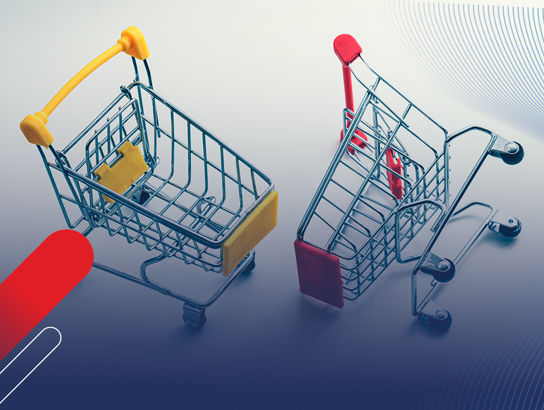 Dois carrinhos de compras, sendo um com detalhe amarelo e o outro vermelho.