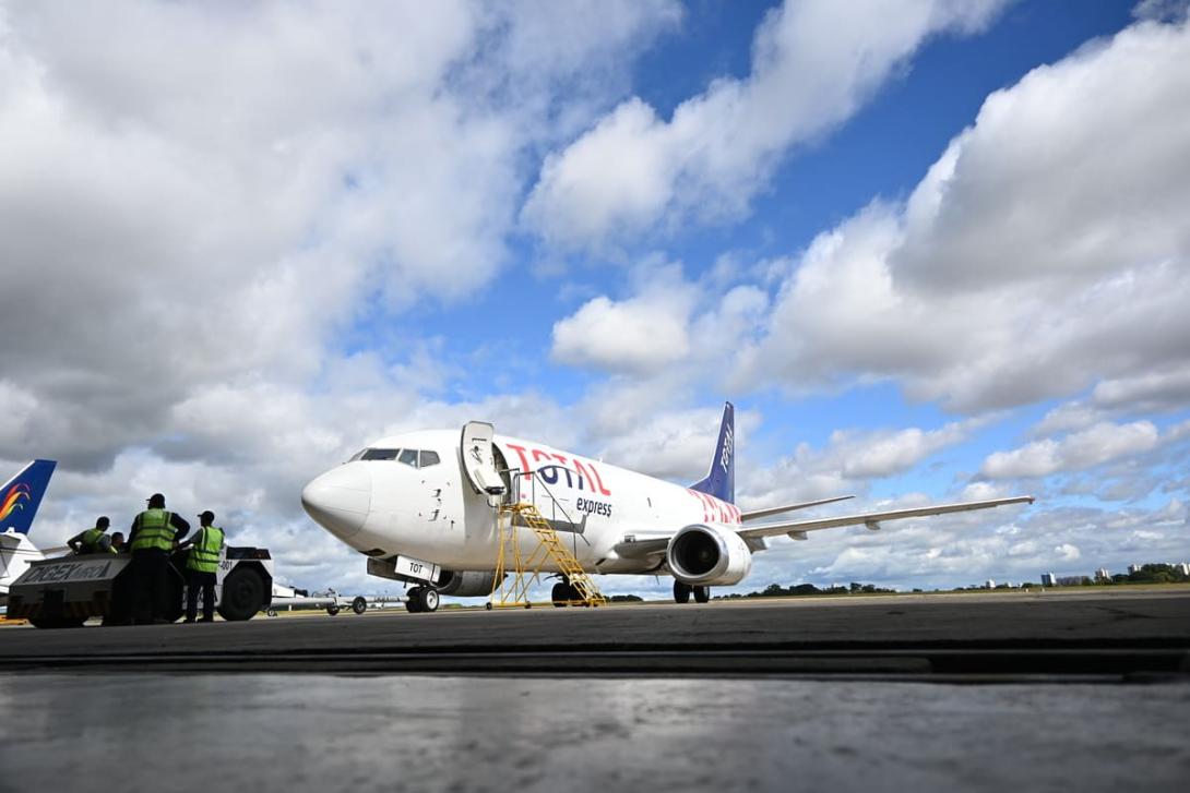 Logística internacional: avião da Total Express aparece no centro da imagem.