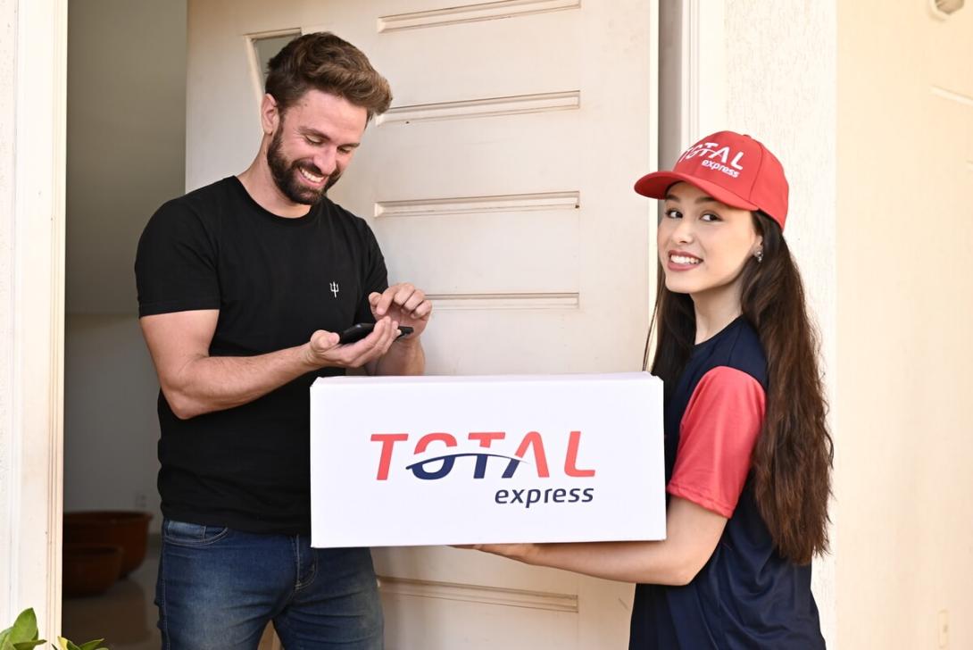 Momento típico do dropshipping nacional, onde a Total Express realiza a entrega diretamente ao consumidor, sem a necessidade de intermediários, garantindo agilidade e eficiência no processo.