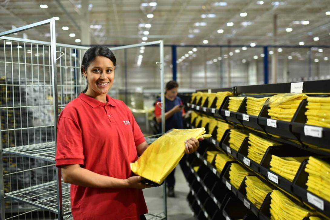 Funcionária em fulfillment center da Total Express