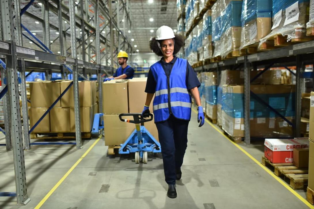 Funcionária em uma das etapas do fulfillment puxando um transpalete na Total Express