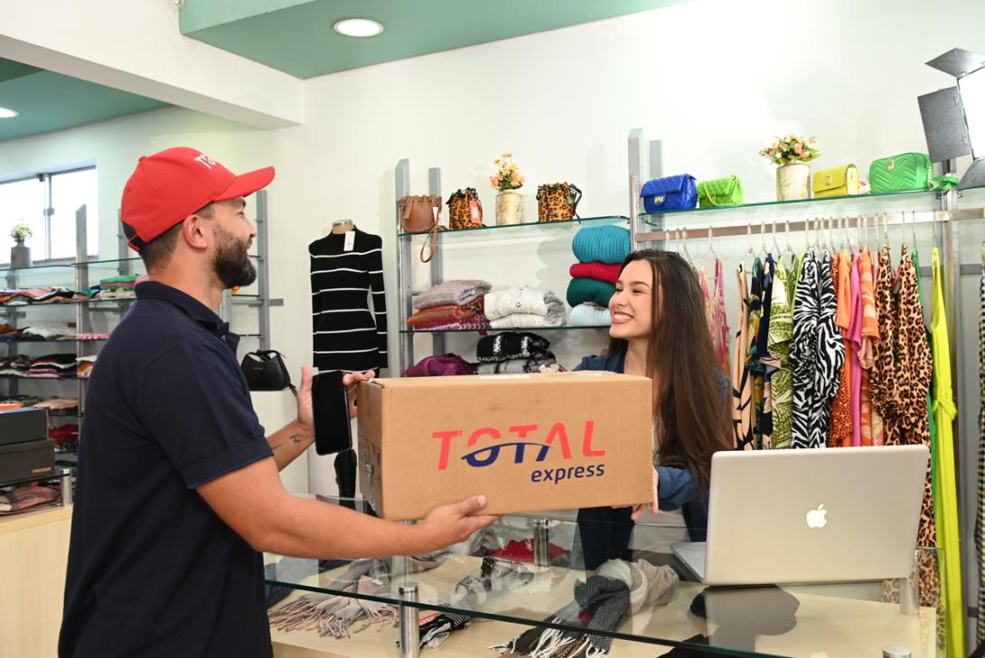 Entregador com pacote para lojista após todo processo de logística internacional, inclusive incoterms 