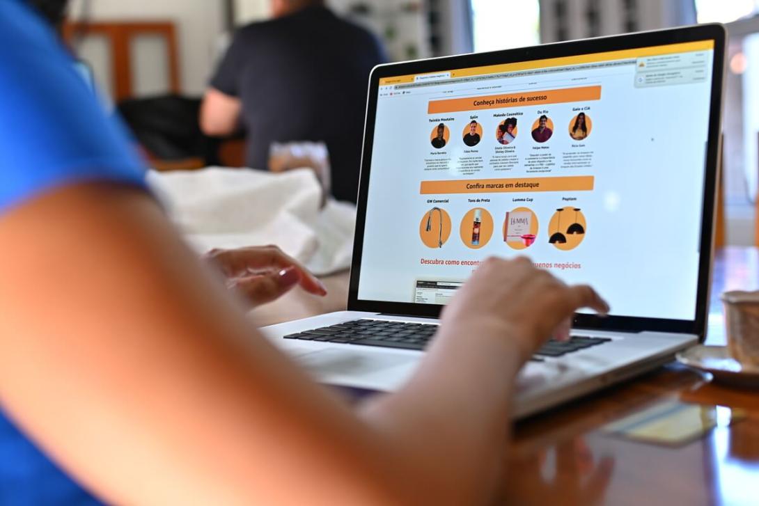 Funcionária no site de empresa com remessa conforme para importação de produtos