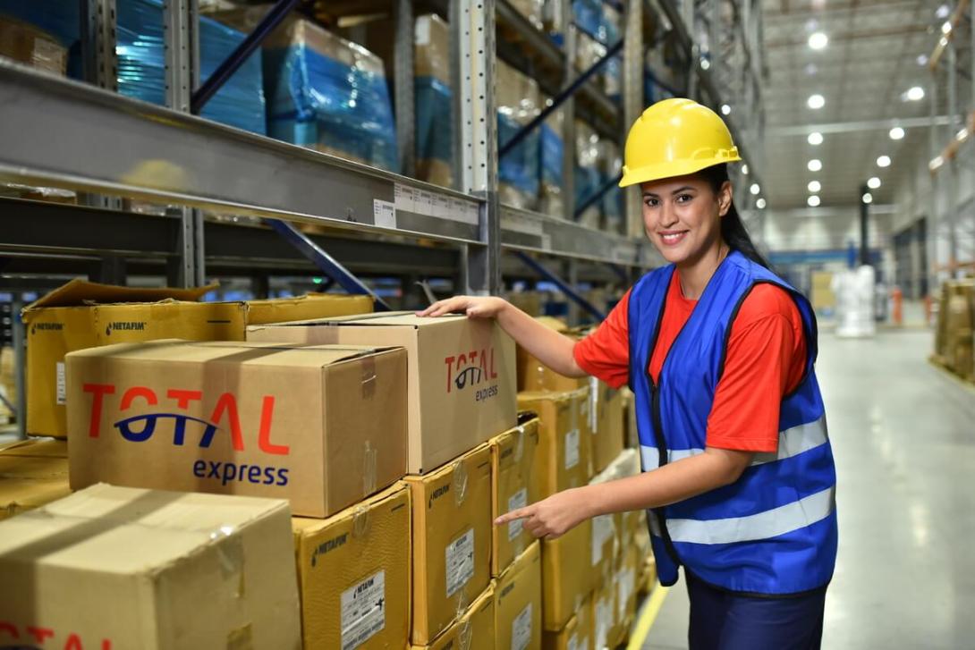 Funcionária trabalhando no giro de estoque de uma fábrica