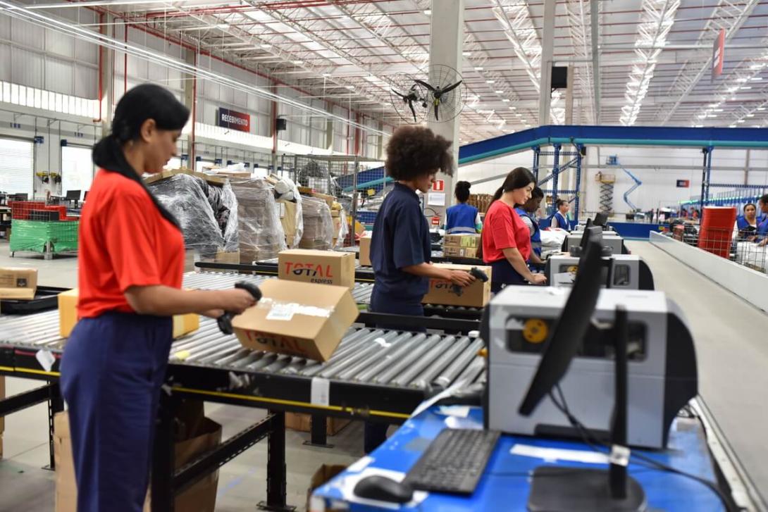 Funcionárias trabalhando na operação de um planejamento logístico