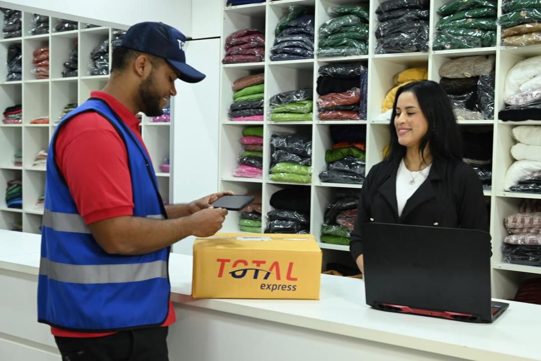 Cliente da Total Express, que rastreou sua encomenda pelo smart label, recebendo sua mercadoria