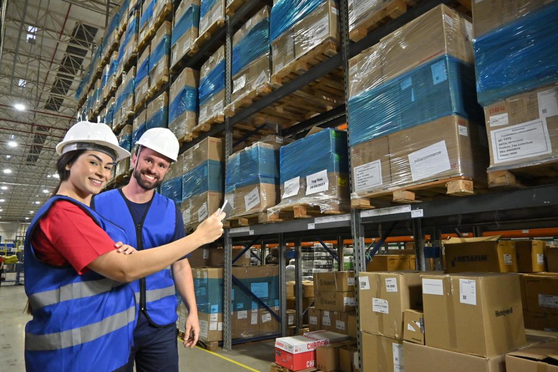 Profissionais de logística conferem o almoxarifado