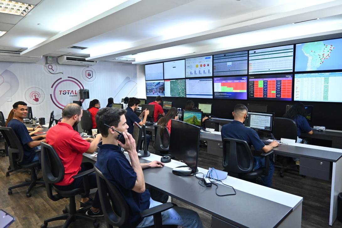 Funcionários da Total Express fazem o acompanhamento da logística inteligente