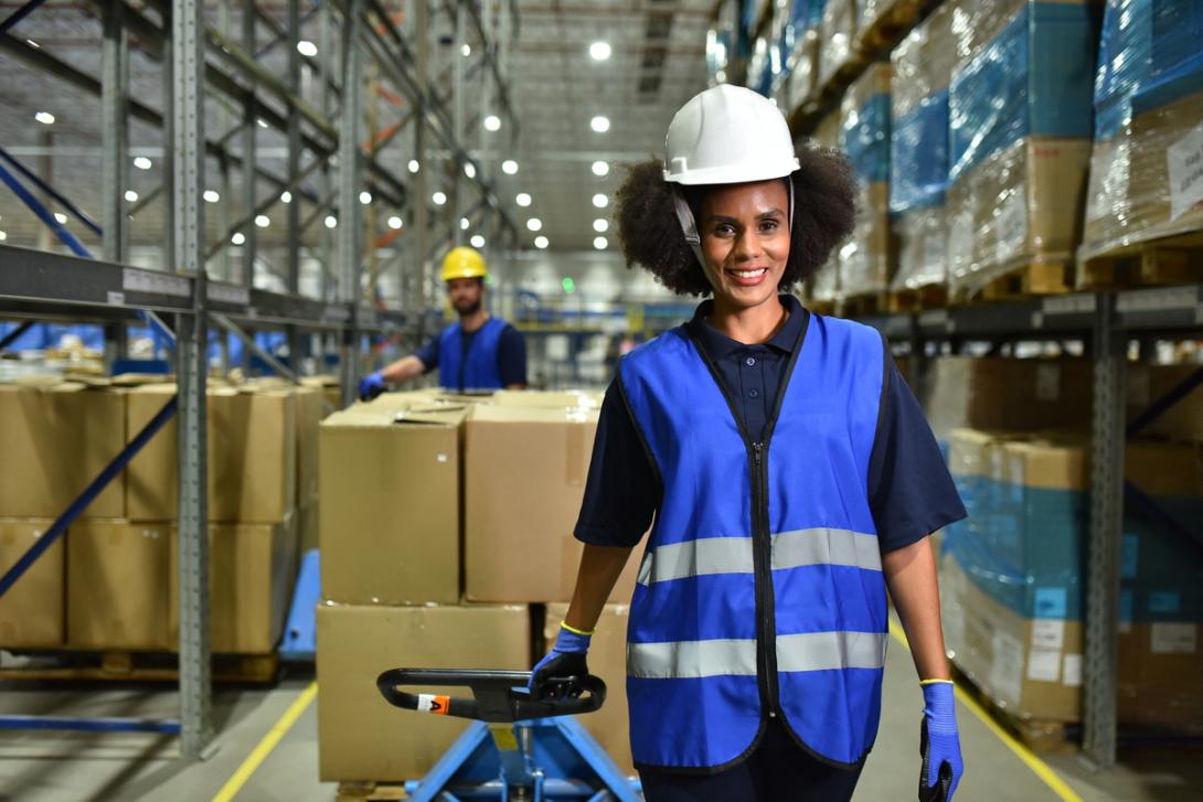 Mulher trabalha na condução das operações logísticas da Total Express