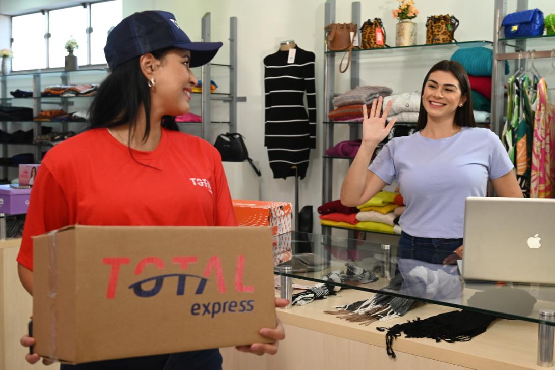 Funcionária da Total Expressa faz a coleta da encomenda no mesmo dia