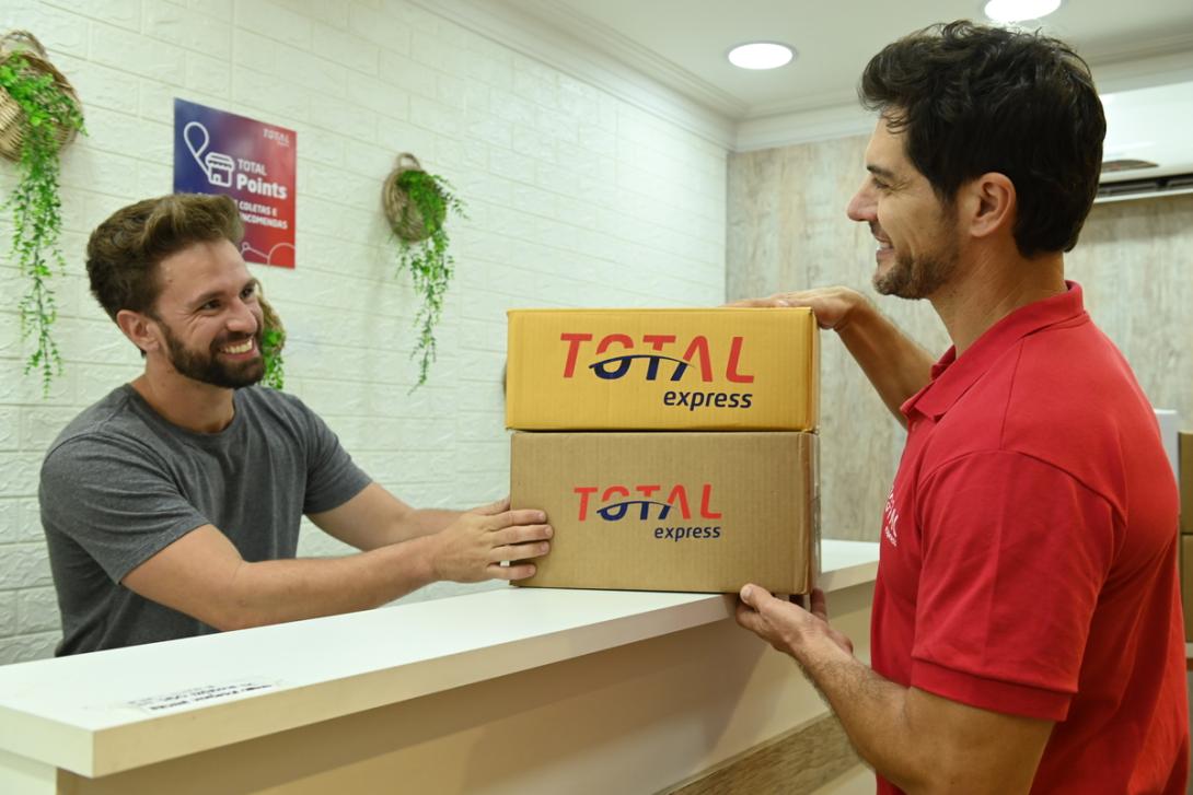 Entregador recebe encomenda e escuta dicas de como reduzir custos logísticos