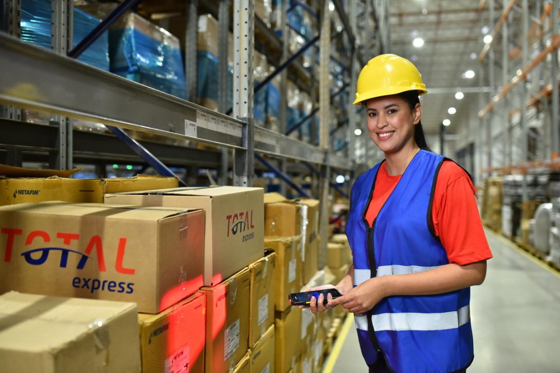 O estoque de segurança é essencial para evitar rupturas de produtos e garantir a continuidade das vendas, mantendo o equilíbrio entre oferta e demanda.