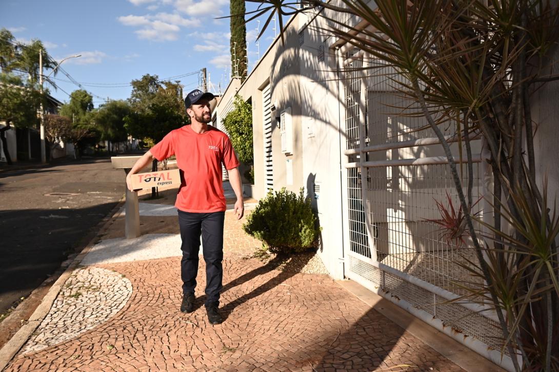 Entregador da Total Express faz entrega oara logística urbana