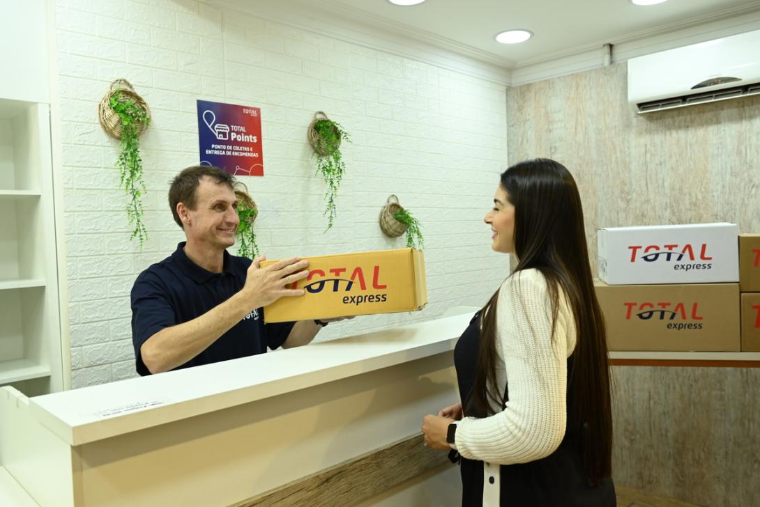 Mulher recebe encomenda de frete para ecommerce