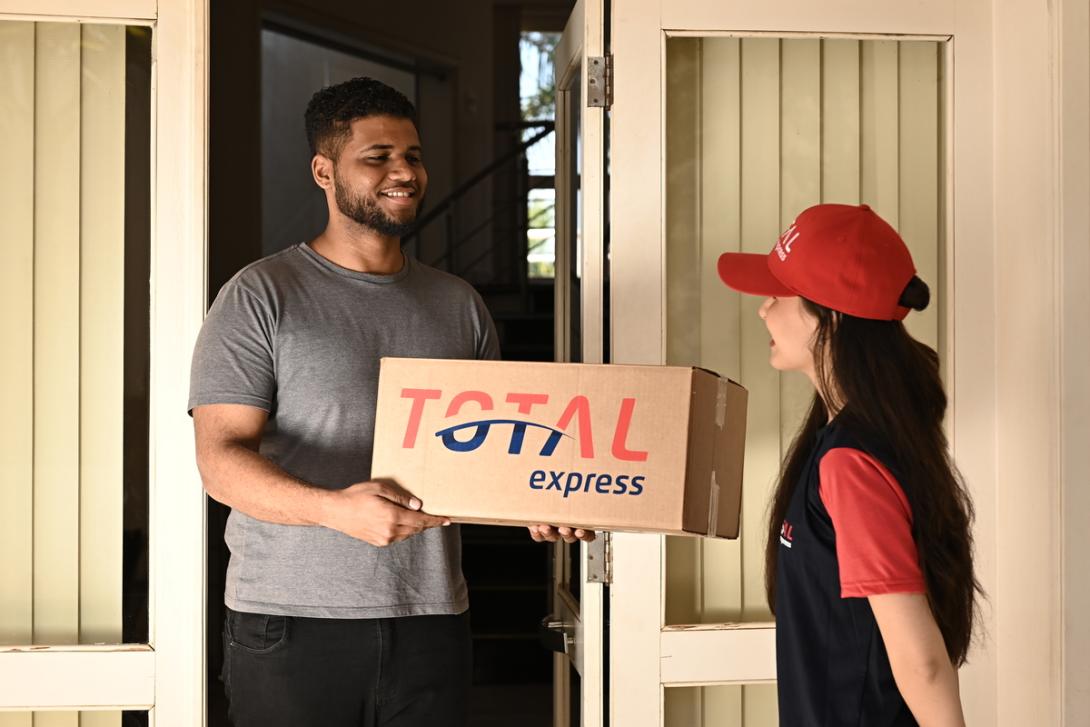 Comprador recebe encomenda na porta de casa por meio de entrega da logística door to door