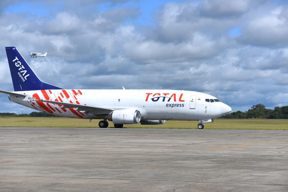 Avião em pista de aterrissagem integra a malha de logística multimodal da Total Express