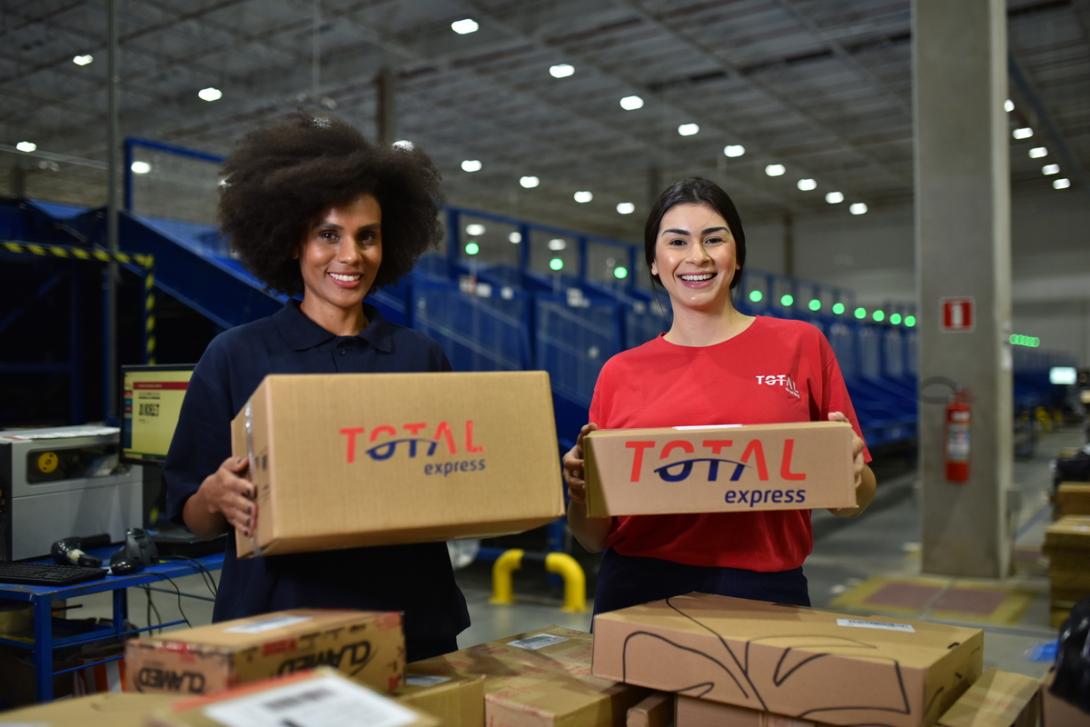 trabalhadores de esteira logistica lidam com mercadoria avariada 